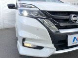 【LEDヘッドライト】悪天候や夜間走行時も良好な視界を確保し安心して運転できる高輝度LEDヘッドライトを装備!点灯速度が早く、消費電力も抑えられています。