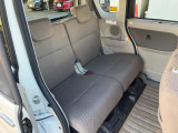 後部座席も気になるようなキズ・汚れやへたり等、大きなダメージはなく、良好な状態です。