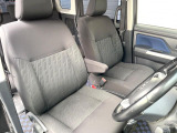 運転席まわりには十分なスペースがあり、大柄な方でもゆったり運転していただける環境です。