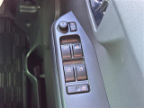 【電動格納ミラー】運転席のスイッチで、ドアミラーの開閉や角度の調整ができます。