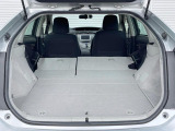ラゲッジルームは、大容量のスペースを確保。普段のお買い物からレジャーまで、幅広く活躍してくれます!また、リアシートを倒すことでバリエーション豊かにお使いいただけます。