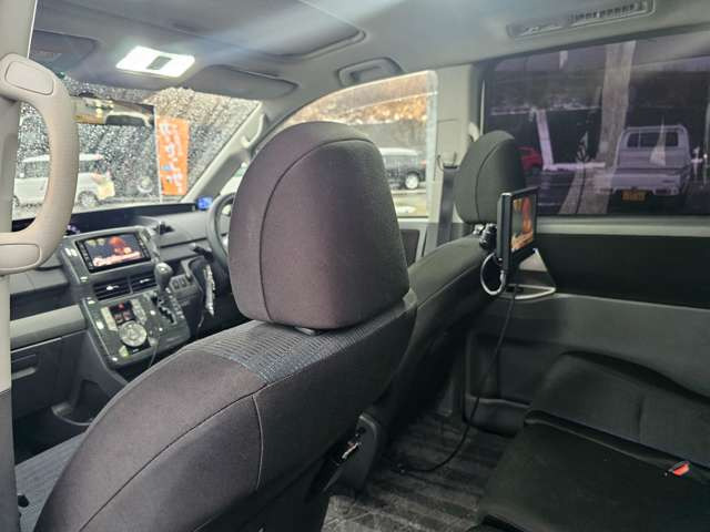 トヨタ ヴォクシー 2.0 ZS の中古車詳細 (128,000km, ホワイトパール
