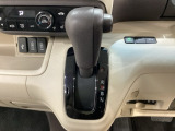 CVT車のセレクトレバーです。低速から高速まで、変速ショックのないスムーズな走りを実現するとともに、エンジン効率のよい領域を維持することで燃費にも貢献します。