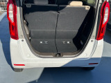 普段のお買い物に十分な広さのラゲッジスペースです。リアシートを倒せば大きな荷物も載せられます。
