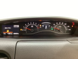 スピードメーターとタコメーターを大きく配した見やすいメーター部になっています。左側のインフォメーション画面でオドメーターや燃費などの情報を確認できます。