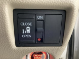 左側電動スライドドアは運転席からでも操作ができるように、ハンドル付近に開閉の操作スイッチが付いています。