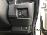 【片側電動スライドドア】リモコンや運転席のスイッチ操作のほか、ドアハンドルを少し引くだけでリアドアが自動開閉します♪