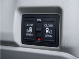 【両側電動スライドドア】ボタンを押すだけで両側のスライドドアの開閉が可能。もちろんキーからの操作も可能。お子様を抱いている時・両手いっぱいの荷物を持ってる時など非常に役立ちます。