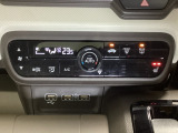 セレクトレバーの左上にプラズマクラスター付き・オートエアコンがついてますので簡単操作で快適に過ごせます。シートヒータースイッチ内蔵で運転席用に2段階で温度設定ができます。
