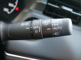 【オートライト】車外の明るさに応じて、自動的にライトの点灯・消灯をしてくれます。トンネルが続くような道でも、スイッチを操作する必要がありません。消し忘れの心配もありません。