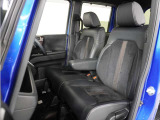 運転席と助手席は足元が繋がっているので自由に行き来しやすいので駐車場が狭いときでも助手席側からスムーズに乗り降りできて便利!