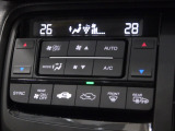 オートエアコンは左右席で独立温度コントロールが可能です。運転席はキンキンに冷やして助手席はマイルドにと言った設定が可能です☆暑さ寒さでケンカすることもなくなりますね♪