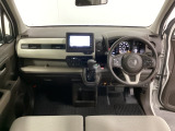 車内は光触媒抗菌消臭施工済です。インパネ周りはスタイリッシュなデザインで機能や装備も充実しています。グローブボックスやカップホルダーのほかにトレーなどたくさんの収納スペースが付いています。