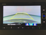 【バックカメラ】運転が苦手な方も車庫入れラクラクです!ギアをリバースに入れれば自動的に切り換わりますので、面倒な操作は不要です♪狭い駐車場もお車を傷つけず安心ですね!