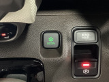 セレクトレバーの右に電子制御パーキングブレーキがあります。スイッチひとつで、停車した地点の傾斜などをシステムが検知・判断してブレーキ力を自動的に最適制御し、しっかり停車できるパーキングシステムです。