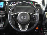 【Honda SENSING】 カメラ等装置で精度の高い検知能力を発揮、安全運転を支援します。ステアリング上のコントローラーに注目!