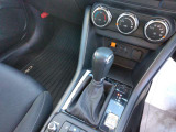 マニュアルモードも付いてます。新車時のシフト周り保護カバーが付いてます。