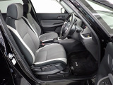 フロントは広々セパレートシート、運転席は、高さを調整できるハイトアジャスター付きです。