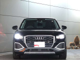 ●一目でAudiとわかる特徴的なシングルフレームグリル・LEDランプ。精悍なフロントマスクからAudiのスマートで上品なブランドを連想させてくれます。女性にも大変ご好評頂いております。