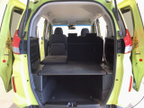 【ラゲッジスペース 】遊べる多彩なシートアレンジ!仕切り板があって、上下2段に荷物を収納することができます♪