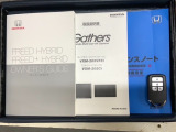 スマートキーは鍵をバッグに入れたままでもドアロックの開閉やエンジンのON・OFFができます。夜間や雨の日も鍵を探さなくて良いので便利です。