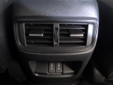 センターコンソール背面にはリア席専用のエアコンアウトレットを装備しております。便利な充電用USBジャックも付いています☆