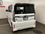 リアはプライバシーガラス付です。見た目もかっこいいですよね。また、太陽光を防ぐので冷房の効きを良くする効果もあるんです。エアコンを控えめにすれば燃費向上も見込めますよ。