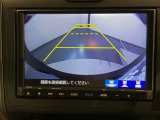 リバースギアに入れるだけで後方の表示へ切り替わります。夜間や雨の日の駐車も楽になりますよ。