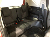 【3列目シート】しっかりした厚みの有るシートになりますので長い時間のドライブでも安心してお乗り頂けます♪
