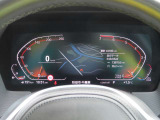 非常に機能的なフル液晶メーター!中央にはナビを表示できます。走行距離は43,185kmです!