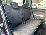 後部座席も気になるようなキズ・汚れやへたり等、大きなダメージはなく、良好な状態です。