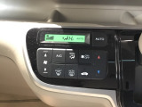 オートエアコンで、毎日のドライブを快適に。温度、風量を自動で調整し、理想的な車内環境を提供します。