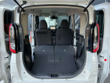 リヤシートを全て倒せばさらに荷物が積めますよ。