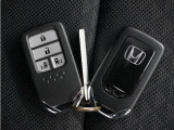 ◆スマートキー◆カギをバッグやポケットに入れたままでもドアロックの開閉ができる『スマートキー』付き!雨天や暗くなってもカギを取り出す必要がなくドアの開錠&エンジンも始動できます