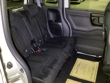 ホンダ車の低床ボディは、チャイルドシートへのお子さまの乗降や荷物の積載もスムーズ。足元もゆったりとしていますので、おくつろぎいただけます。
