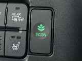 ECONスイッチを押すと・・・運転の仕方によるロスを抑え込み、燃費をよくするようクルマが頑張ります♪他にも、エアコンの風量を抑えて、エンジン負担を軽減したりと、幅広く活躍♪