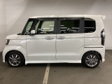 狭い駐車場でも、スライドドアならチャイルドシートへのお子さまの乗降や荷物の積載もスムーズ。とても便利な【助手席側。電動スライドドア】ドアハンドを少し引くだけでリアドアが自動開閉します。