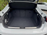 奥行きがあり、十分な広さを持つラゲッジスペースです。リアシートは分割可倒式ですので、大きな荷物を積載する事も可能です。