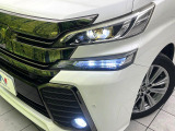 【LEDヘッドライト】悪天候や夜間走行時も良好な視界を確保し安心して運転できる高輝度LEDヘッドライトを装備!点灯速度が早く、消費電力も抑えられています。