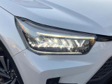 【LEDヘッドライト】悪天候や夜間走行時も良好な視界を確保し安心して運転できる高輝度LEDヘッドライトを装備!点灯速度が早く、消費電力も抑えられています。