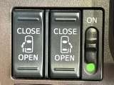 【両側パワースライドドア】スマートキーや運転席のスイッチで後席両側スライドドアの開閉が可能♪電動だから力を入れてドアを開ける必要が無く、小さなお子様でも簡単に開け閉めでき快適です♪