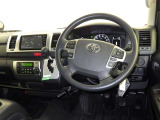 運転の際、常に目にする部分だけにシックで飽きのこないデザインが良いですね。