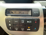 オートエアコン♪簡単操作で快適に過ごせます。希望の温度に自動調整してくれるので便利です♪