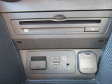 CD・DVDチューナが付いてます。またUSB再生に加えApple Car PlayやAndoroid Autoにも対応しております☆