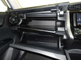 車検証などの収納に便利なグローブボックスです。