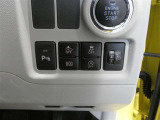 コーナーセンサーを車の前後に装備。障害物までの距離に応じて警告音を変えてお知らせ。縦列駐車時や駐車場・車庫などでの取り回しをサポートします。詳細は販売店スタッフまでおたずねください。