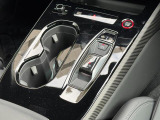 スイッチタイプのシフトレバーです。コンソールもスッキリとしステアリングのパドルシフトを操作いただくとマニュアルモードでお使いいただくことができます。