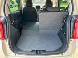 後部座席の座面は2分割にたたむことができます。荷物の高さに合わせて片側の座面だけたたむことができ便利です。