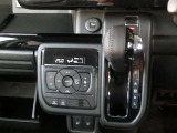 シフトレバー周辺の画像です オートエアコン付き