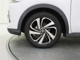 機敏さを引き立てる純正アルミ 195/60 R17 装着!